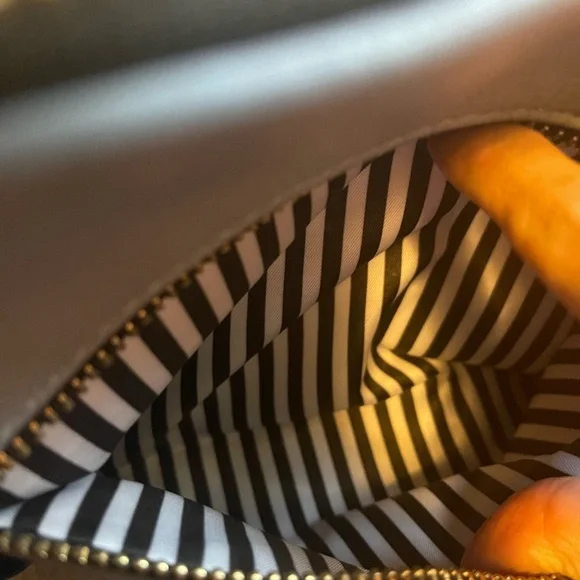 Light blue square crossbody purse with tassels - Picture 3 of 7